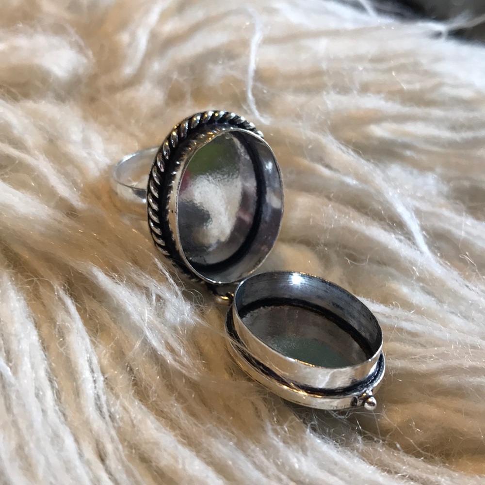 Poison / Pill Box Stash Locket Ring - Picture 5 of 8